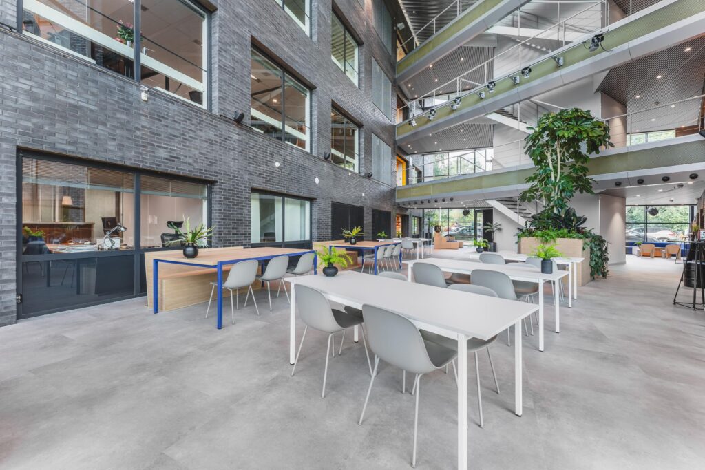 Moderne en lichte kantoorruimte aan de Prof. W.H. Keesomlaan met open werkplekken, hoge plafonds en veel groen.